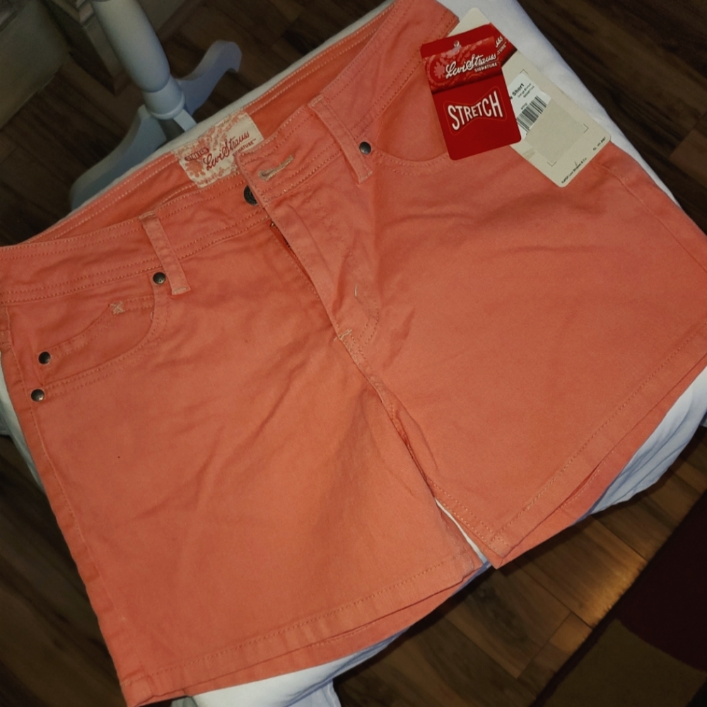 Levi Strauss Signature/ Levi Strauss & Co stretch shorts NWT. Size 8 Misses